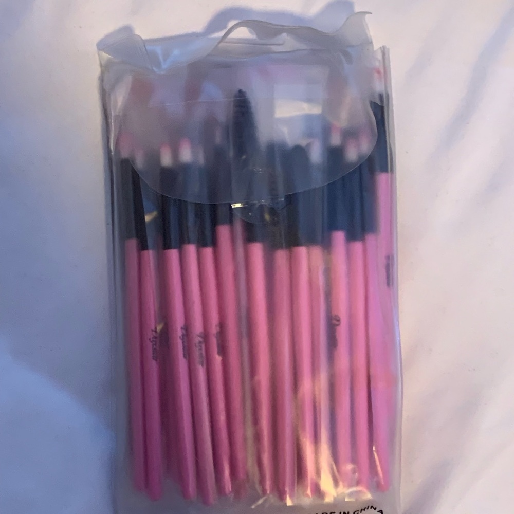 32 pc Pink Makeup Brush Set - Picture 3 of 6
